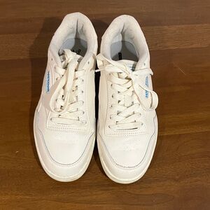 Women’s size 7.5 Reebok White Sneakers by ortholite comfort footbed